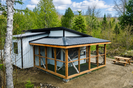 Vue de la cage a lémure du Chalet à louer Le Lémuria à Chaudière-Appalaches, hébergement insolite à Saint-Jacques-le-Majeur-de-Wolfestown.