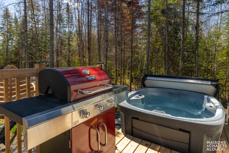Bbq et spa sur le balcon du Chalet à louer Le Bonheur de Jake à Chaudière-Appalaches, chalet avec spa à Adstock.