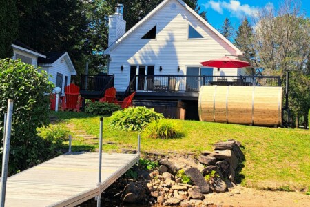 Façade vue du quai du Chalet à louer Chalet Zenövia en Outaouais, chalet avec spa à Lac-des-Plages.