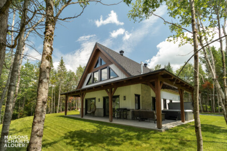 Façade en été du Chalet à louer La Casa Blanca à Chaudière-Appalaches, chalet avec spa à Les Appalaches.
