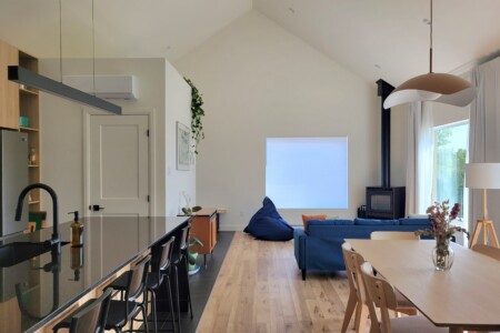 Salle à manger et ilot de cuisine du Chalet à louer Chalet des Quatre-Temps dans la région de Québec, chalet avec spa à Saint-Basile.