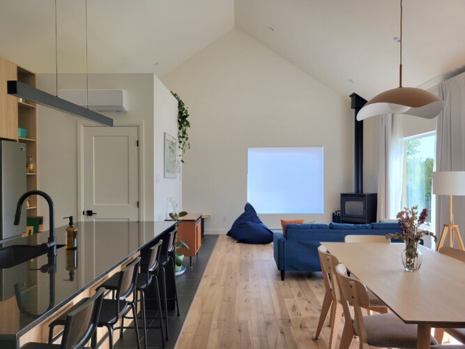 Salle à manger et ilot de cuisine du Chalet à louer Chalet des Quatre-Temps dans la région de Québec, chalet avec spa à Saint-Basile.