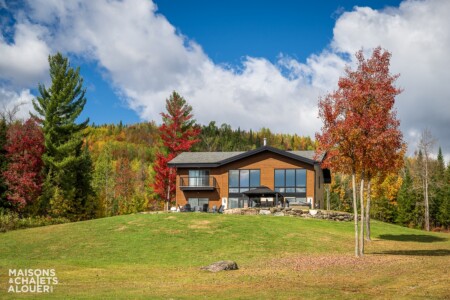Façade en automne du Chalet à louer Le Chalet sur la Colline à Chaudière-Appalaches, chalet avec spa à Disraeli.