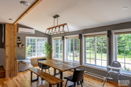 Kitchen of the Chalet à louer Au Chalet Synergie in Lanaudière, cottage with spa at Sainte-Émélie-de-l'Énergie.