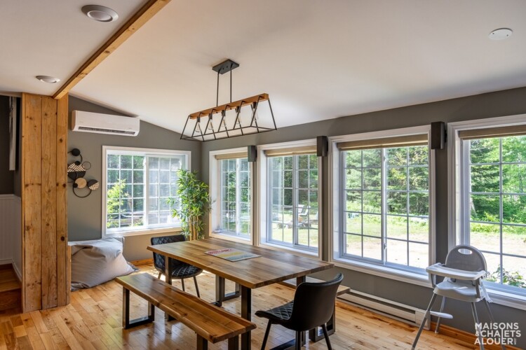 Kitchen of the Chalet à louer Au Chalet Synergie in Lanaudière, cottage with spa at Sainte-Émélie-de-l'Énergie.