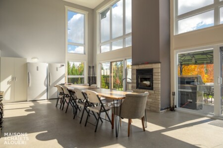 Salle à manger avec un foyer du Chalet à louer Le Chalet sur la Colline à Chaudière-Appalaches, chalet avec spa à Disraeli.
