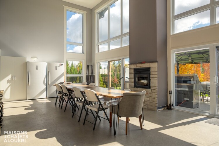 Salle à manger avec un foyer du Chalet à louer Le Chalet sur la Colline à Chaudière-Appalaches, chalet avec spa à Disraeli.